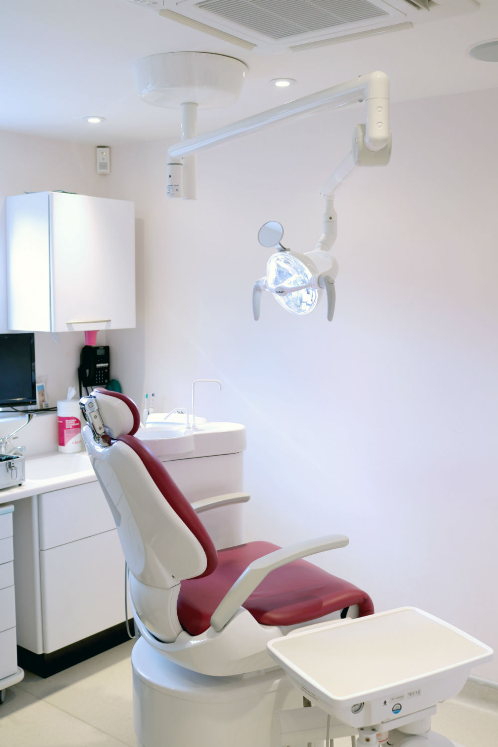 Ceiling Mounted Ultra Dental Light in situ Ceiling Mounted Ultra Dental Light in situ
