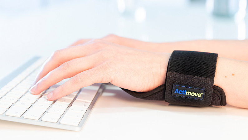 The Actimove Everyday Carpal Tunnel Wrist Support leaves the fingers free for typing