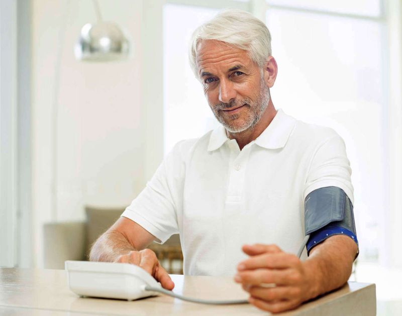 The Beurer BM28 allows you to keep track of the most important vitals Beurer BM28 Classic Blood Pressure and Pulse Monitor in Use